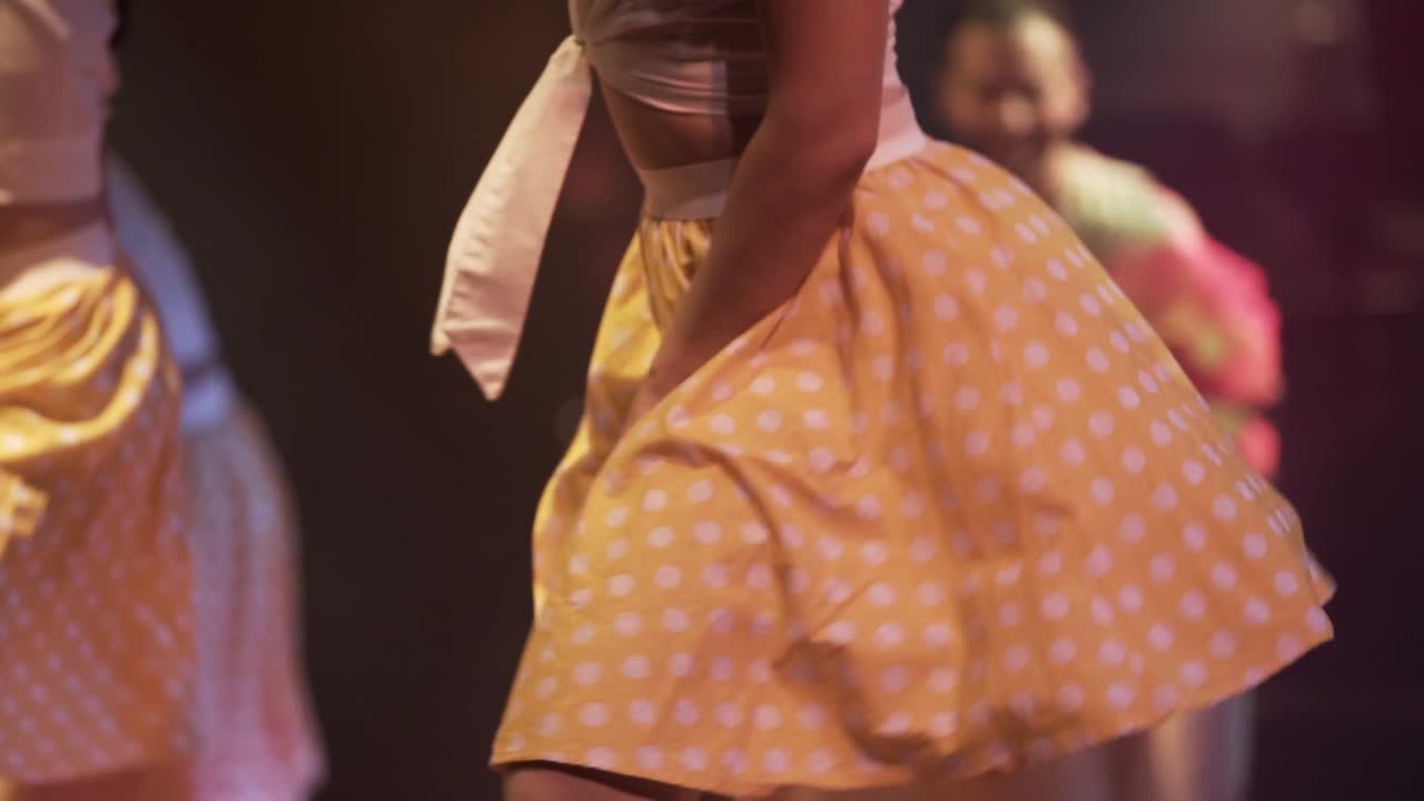 bailarinas bailando alegremente con faldas amarillas en cuba, bailarinas exóticas de cerca