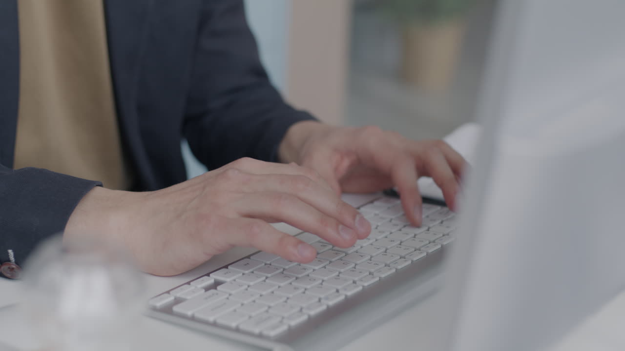 hombre de negocios escribiendo en un teclado