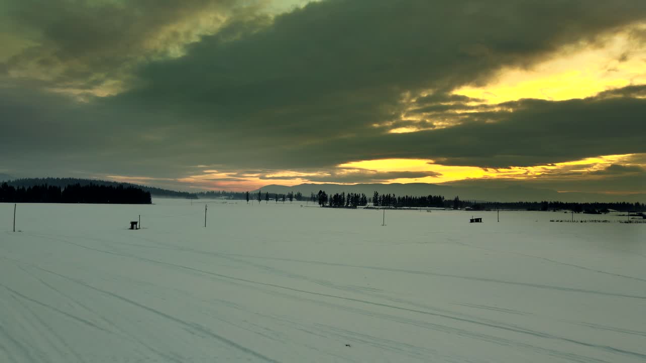 campo cubierto de nieve durante la puesta de sol, una toma aérea con un cielo espectacular cerca de enderby en columbia británica