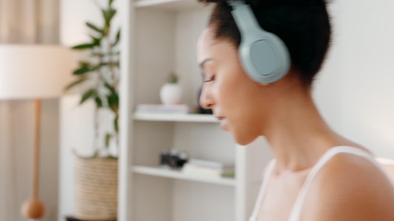 음악, 전화 및 라디오와 함께 침대에서 흑인 여성