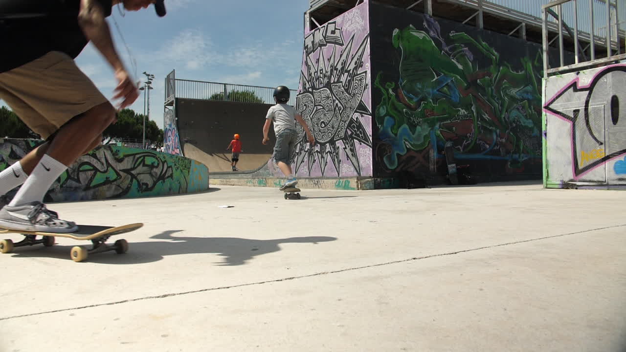 patinador haciendo un salto de patada en cámara lenta