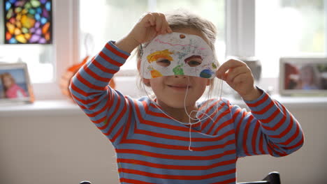 Porträt-Eines-Mädchens-Mit-Maske,-Das-Sie-Zu-Hause-Dekoriert-Hat