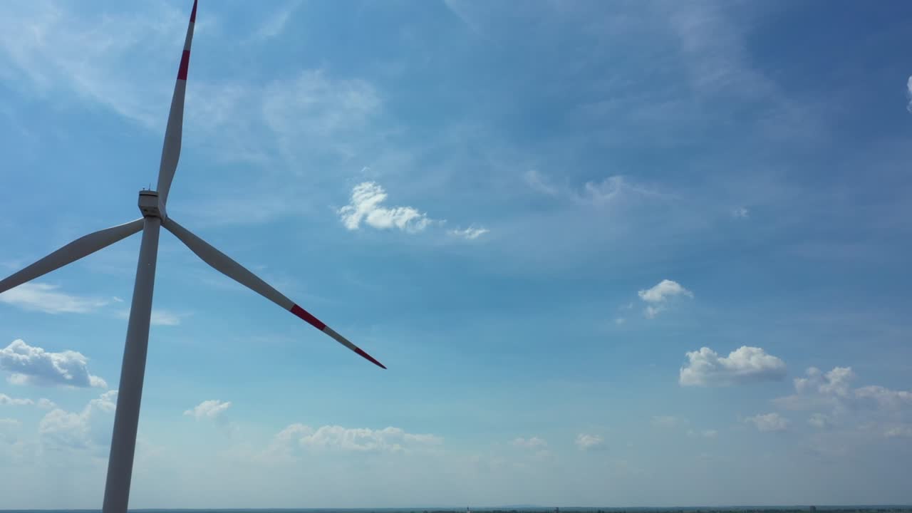 풍차, 지속 가능한 발전을 위한 청정 재생 에너지를 생산하기 위해 회전하는 대형 풍력 터빈