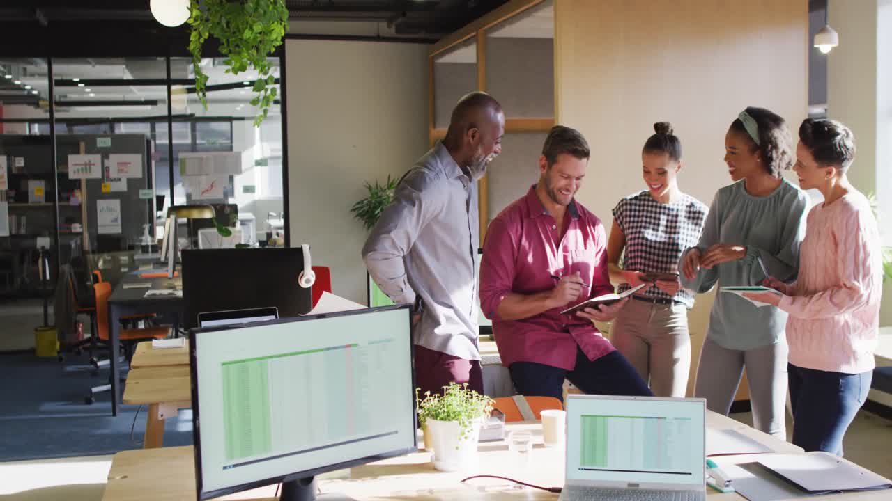diversas personas de negocios felices discutiendo el trabajo durante una reunión en la oficina