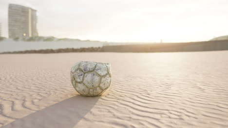 Sehr-Alter-Fußball-Auf-Dem-Spielplatz