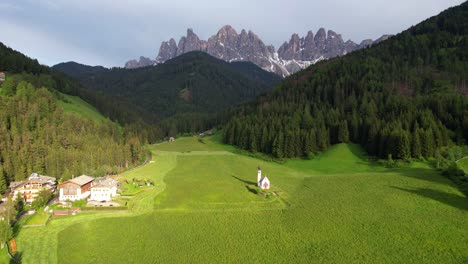 Capilla-De-San-Juan-En-Tirol-Del-Sur-Contra-Los-Dolomitas,-Antena-Hacia-Atrás