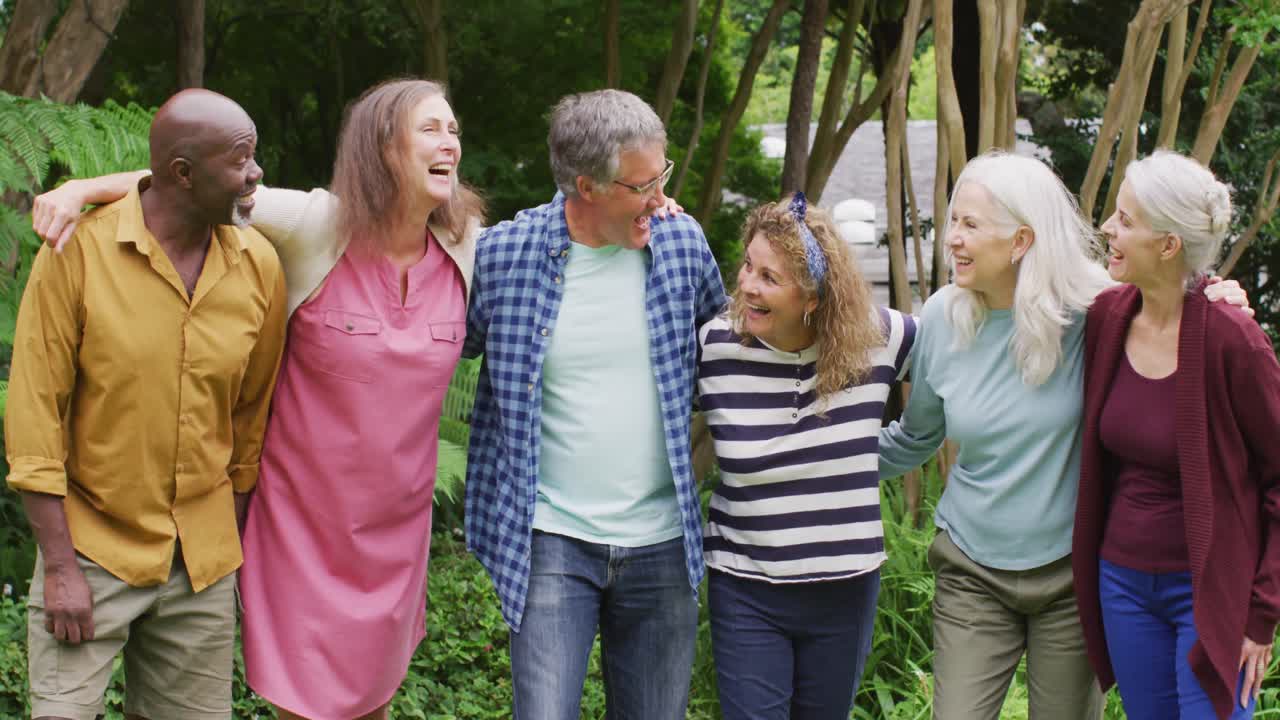 행복 한 다양한 여성 과 남성 고령 친구 들 이 정원에서 함께 이야기 하고 재미 를 즐기는 애니메이션