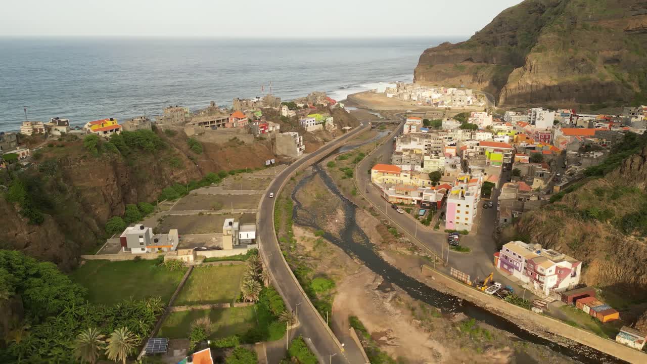santo antao, cabo verde, áfrica - un panorama completo de la ciudad de ribeira grande - toma aérea de avión no tripulado