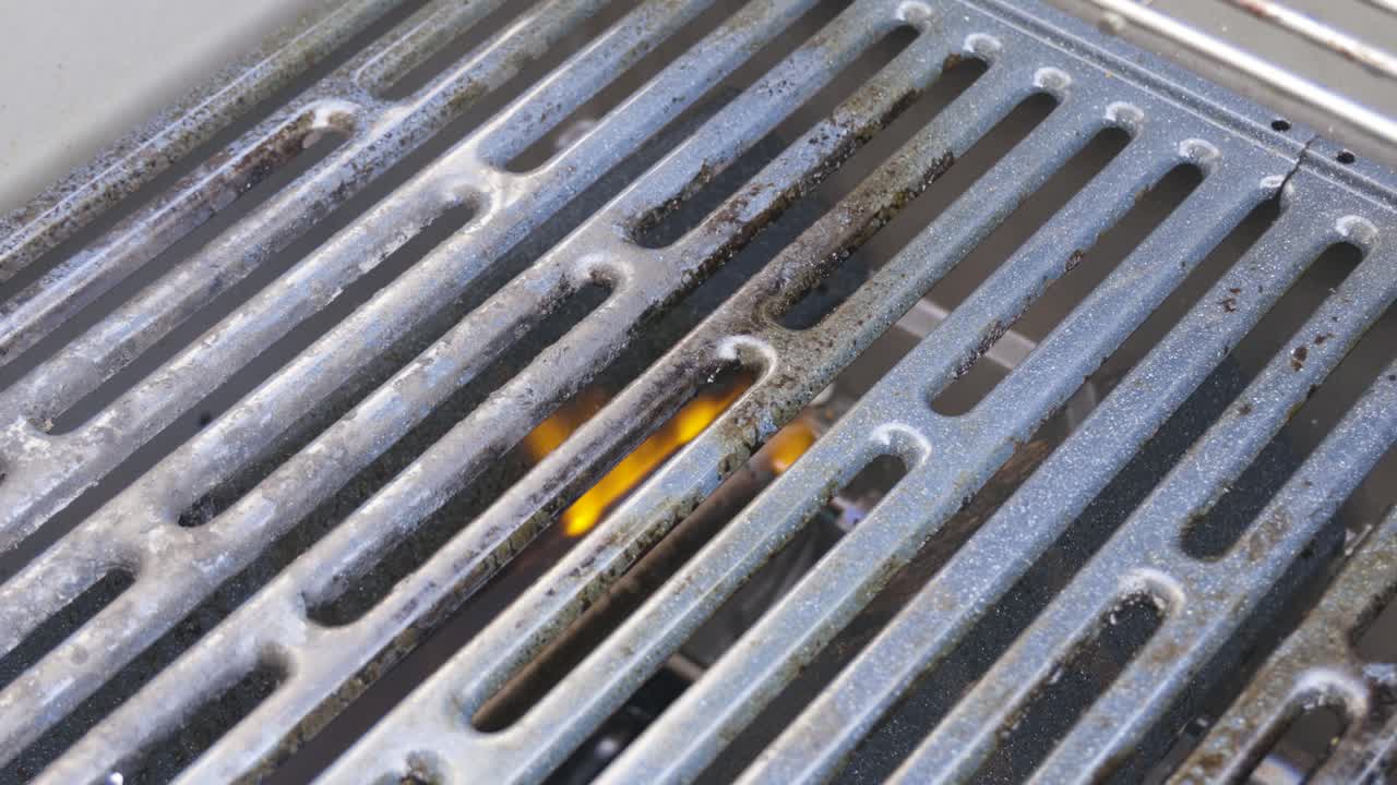 preparando la parrilla de barbacoa para una fiesta al aire libre, fiesta de barbacoa