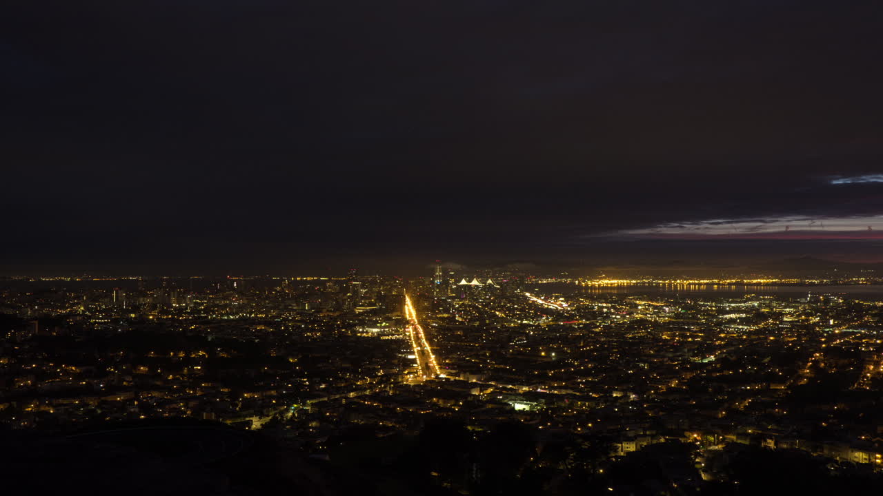 샌프란시스코 시내 시장 거리를 바라보는 쌍둥이 봉우리에서 일출 타임랩스