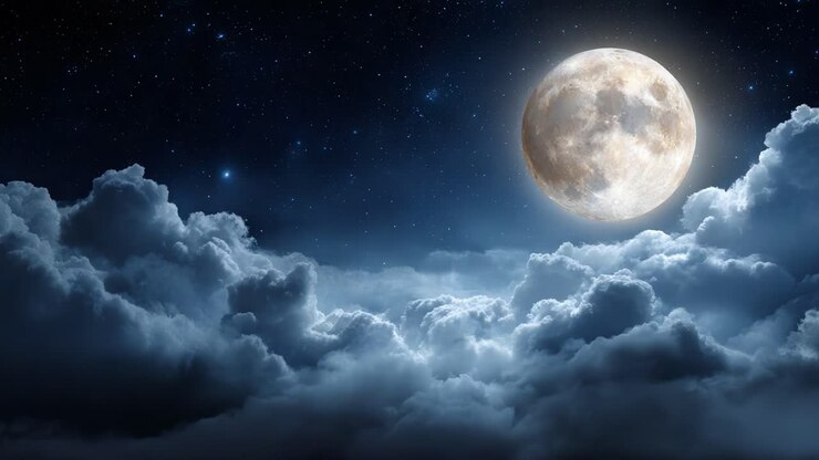Um céu noturno deslumbrante com uma lua cheia em silhueta contra nuvens suaves e estrelas cintilantes, capturando a beleza da serenidade e tranquilidade cósmica
