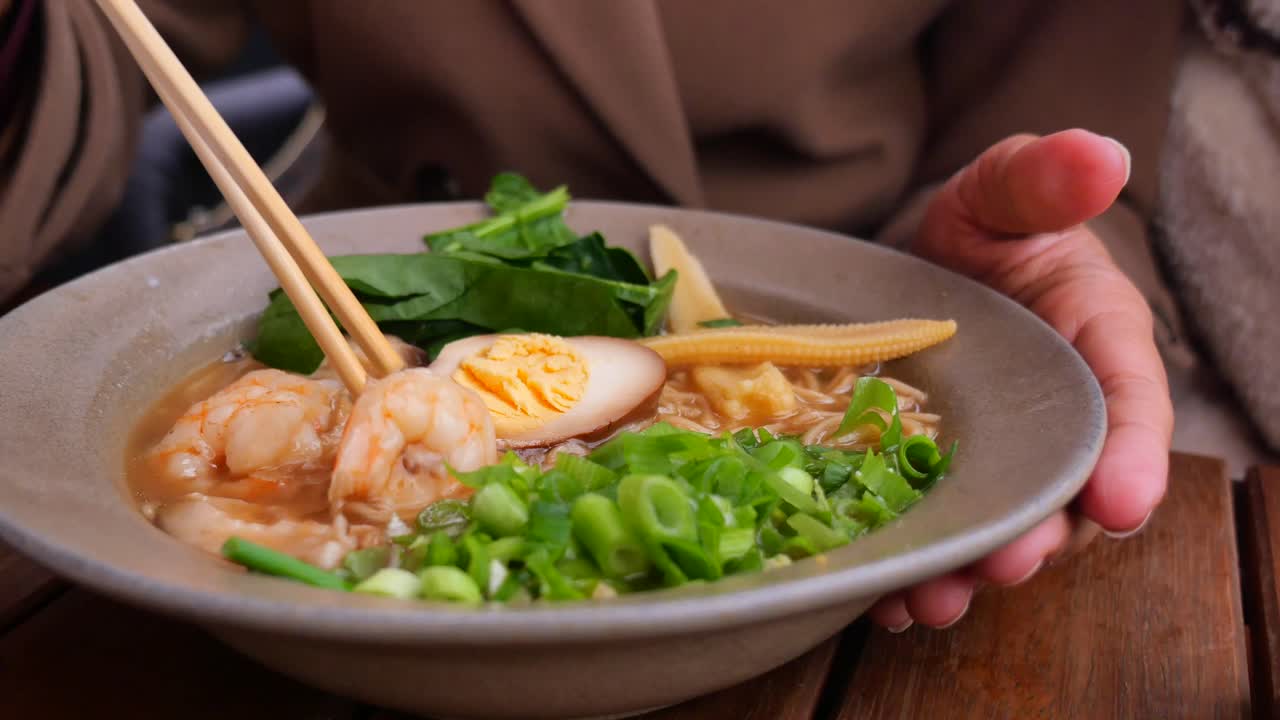 Ramen-keitto katkaravuilla