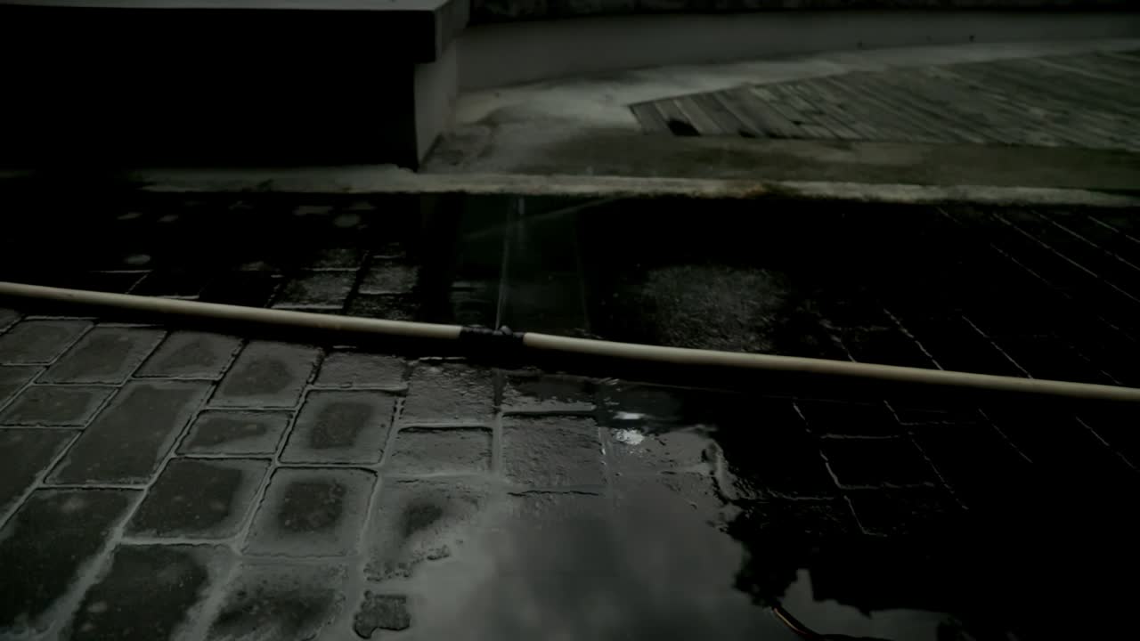 워터 호스가 공원에서 새고 있습니다.