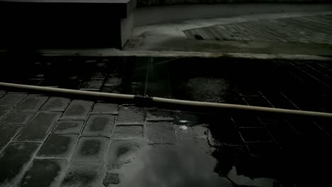 la manguera de agua está goteando en el parque