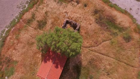 Antena:-Vista-De-Arriba-Hacia-Abajo-De-Un-Cobertizo-Abandonado-En-Lesbos,-Grecia