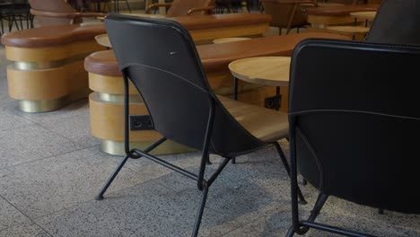 sillas negras y mesa en un café moderno