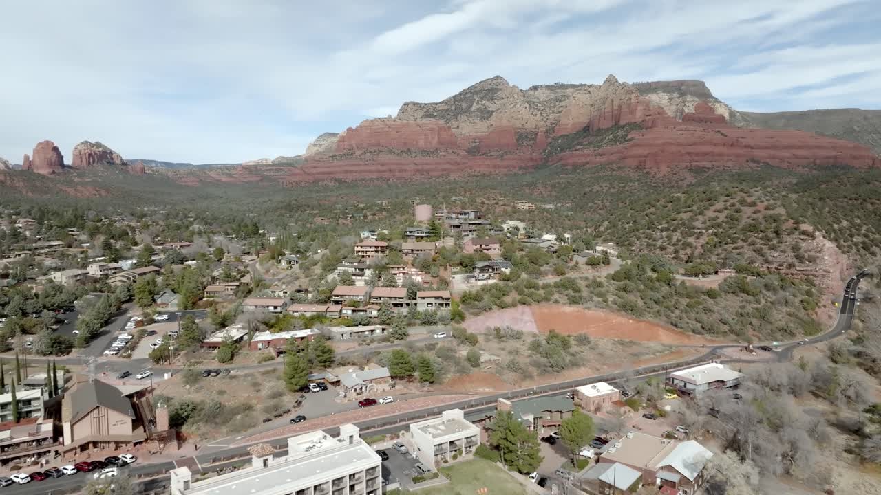 el centro de sedona, arizona con el video del dron de tiro amplio tirando hacia atrás