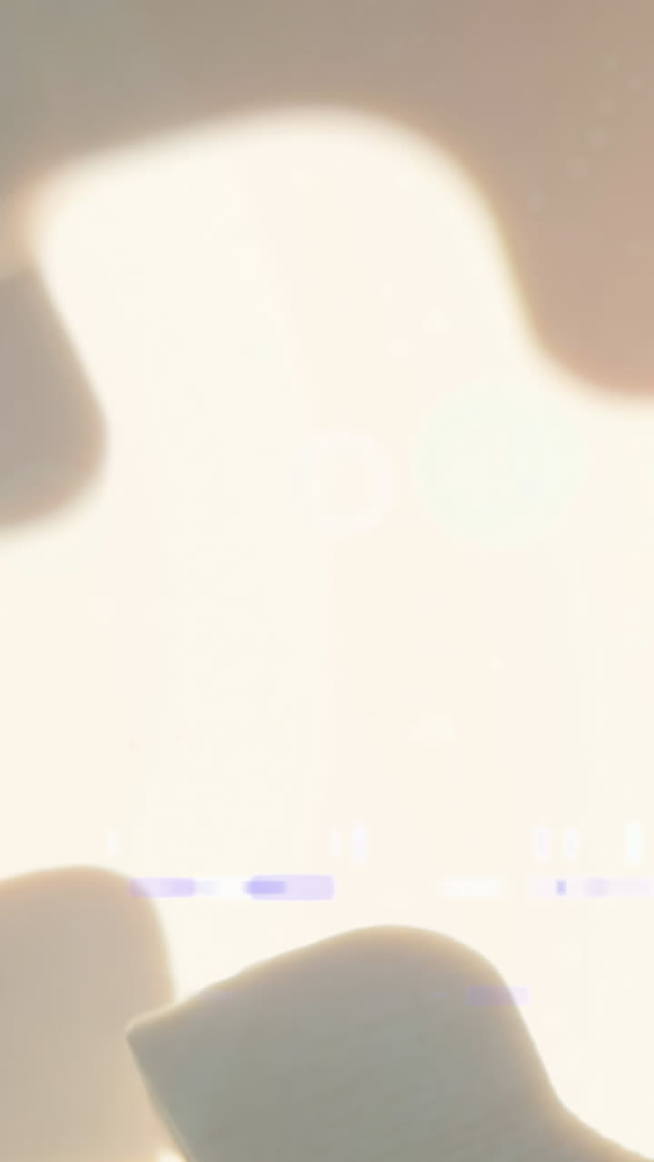 카우카스인 남자의 손의 애니메이션으로 퍼즐을 추가합니다.