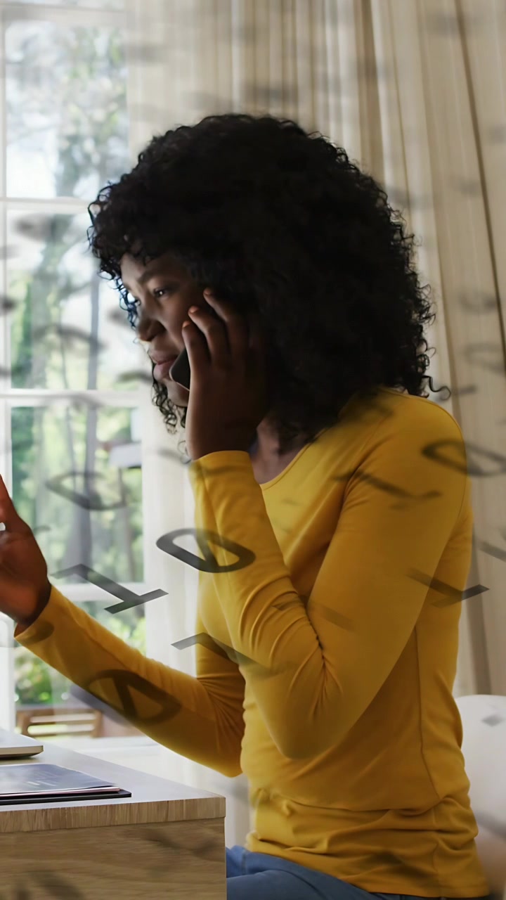 Vertikal video: Kvinde løfter telefonen til øret og tjekker bærbar computer for arbejde, med mørk overlay der vises.