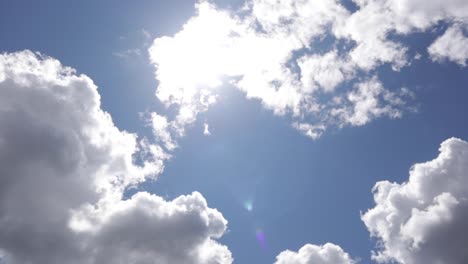 Magischer-Blauer-Und-Bewölkter-Sommerhimmel-Mit-Erleuchteten-Wolken-Und-Der-Sonne