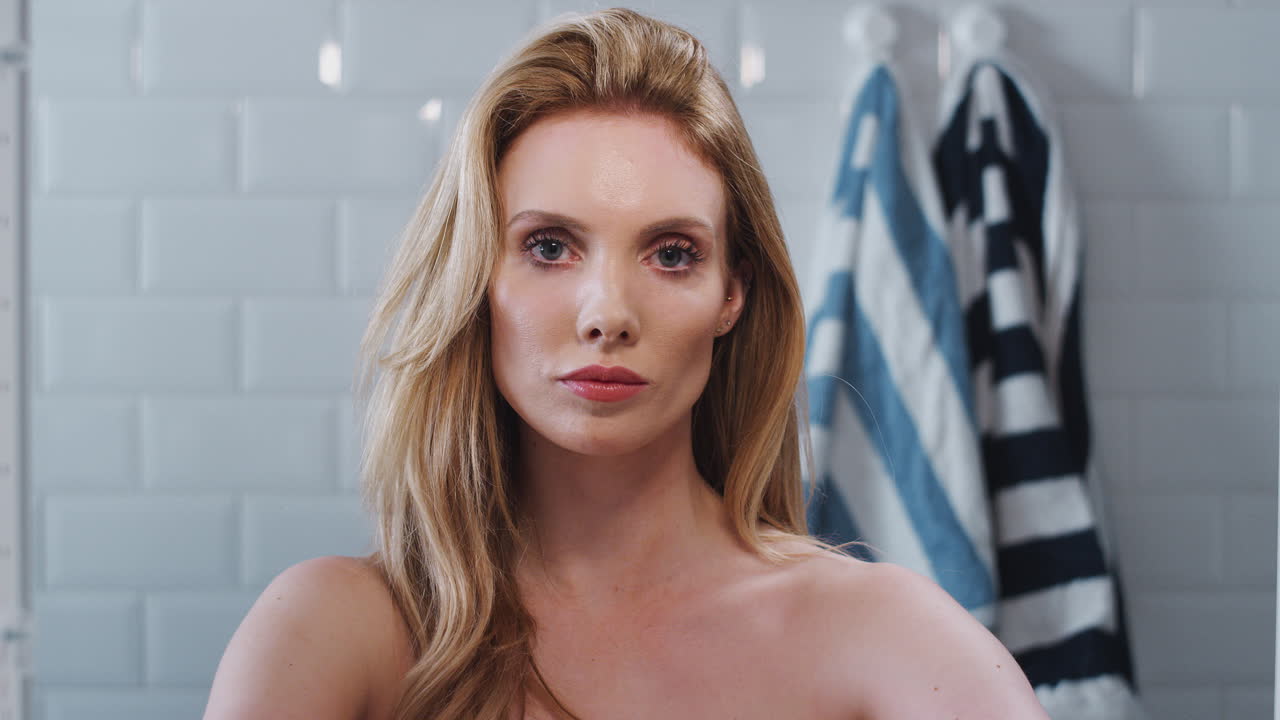 아침에 준비하는 젊은 여성의 욕실 거울에 반사된 것처럼 보입니다.