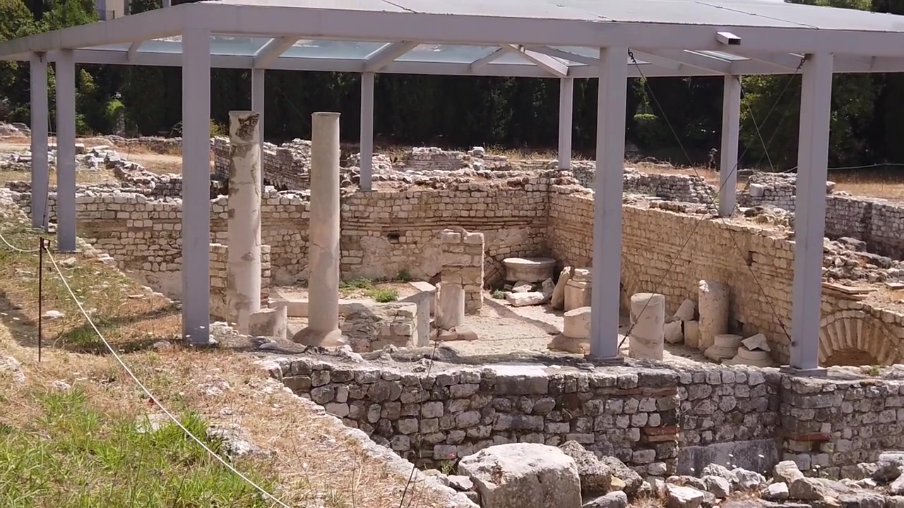 Ruínas da Domus Severiana no Monte Palatino em Roma, Itália, mostrando antigas paredes de pedra, colunas de mármore, vestígios arqueológicos e vigas de proteção ao redor do local