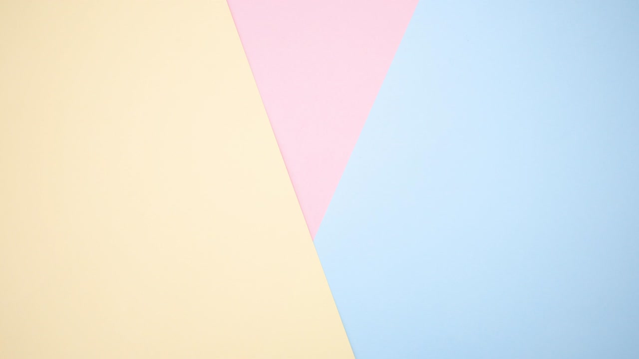 손 액세서리는 분홍색, 노란색 파란색 배경에 나타납니다.