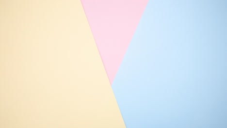 손 액세서리는 분홍색, 노란색 파란색 배경에 나타납니다.