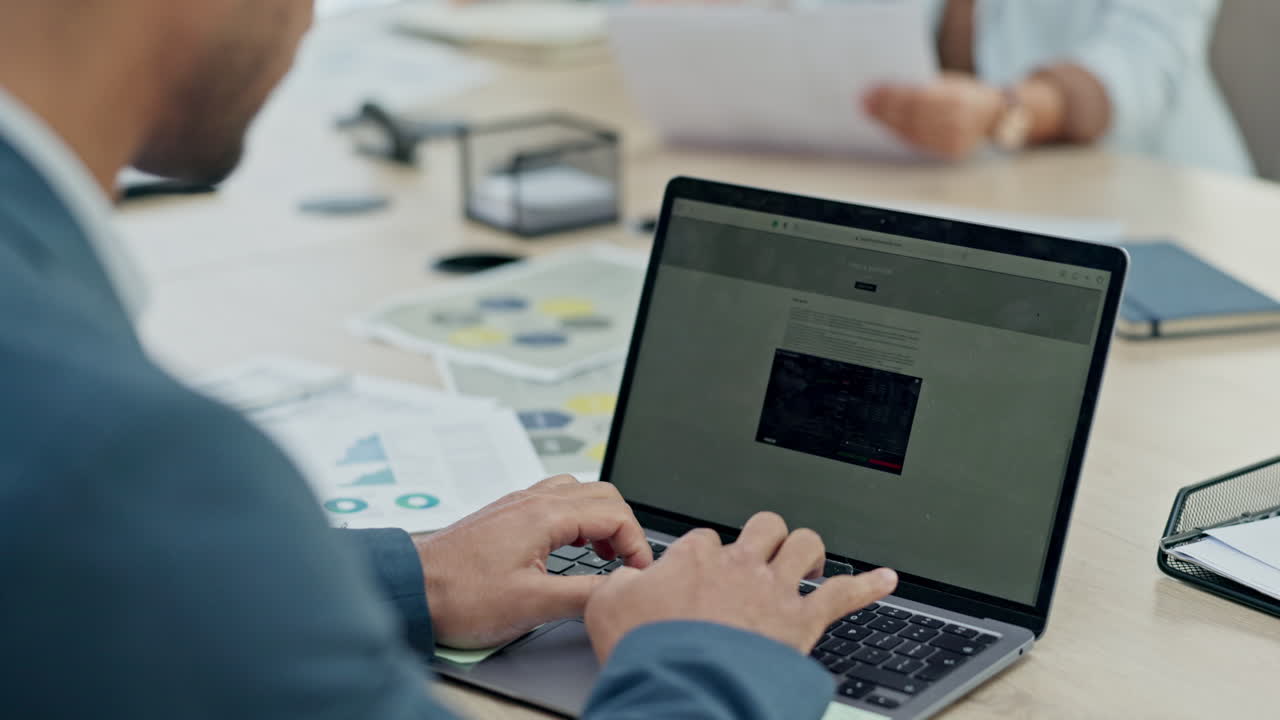 hombre de negocios, manos y computadora portátil en el sitio web para el stock