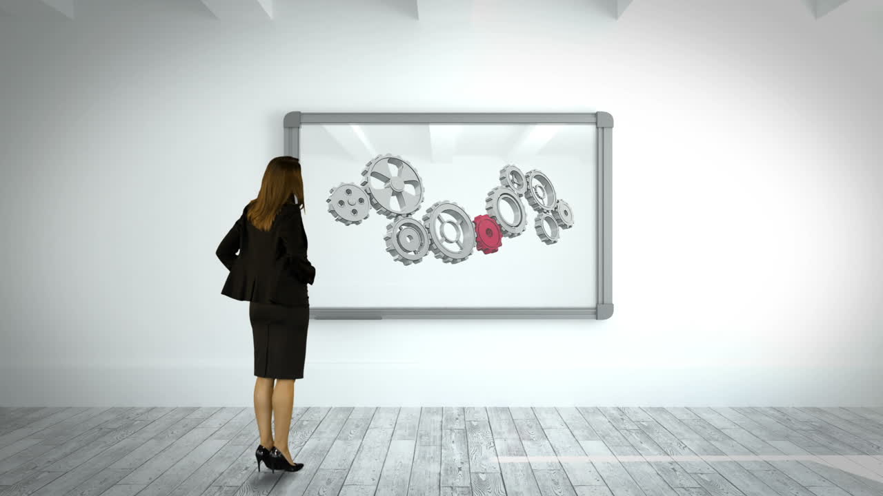 деловая женщина смотрит на колесо и колесо на стене