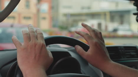 Un-Hombre-Impaciente-Golpea-Con-Los-Dedos-El-Volante-Sentado-En-El-Coche