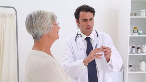 el médico va a dar una inyección a un paciente