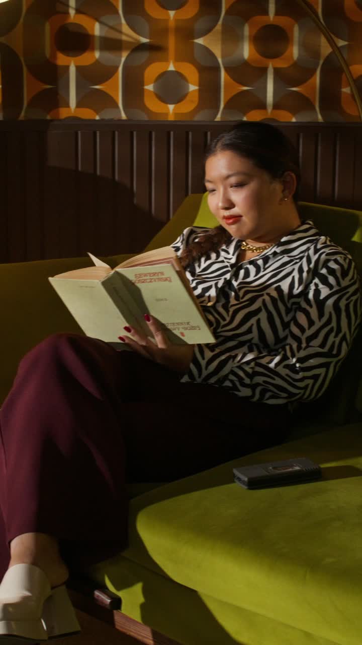 Frau liest in einem Retro-Wohnzimmer