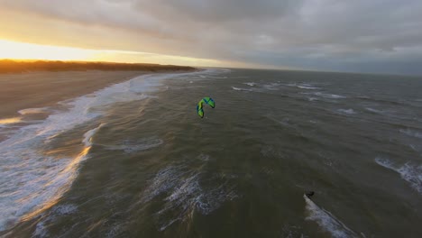 Luftaufnahme-Eines-Kitesurfers,-Der-Während-Des-Sonnenuntergangs-Einen-Trick-Macht