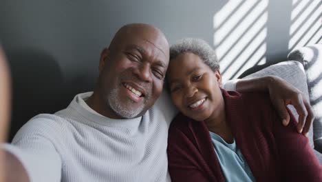 Feliz-Pareja-De-Ancianos-Afroamericanos-Tomándose-Selfie-Y-Divirtiéndose