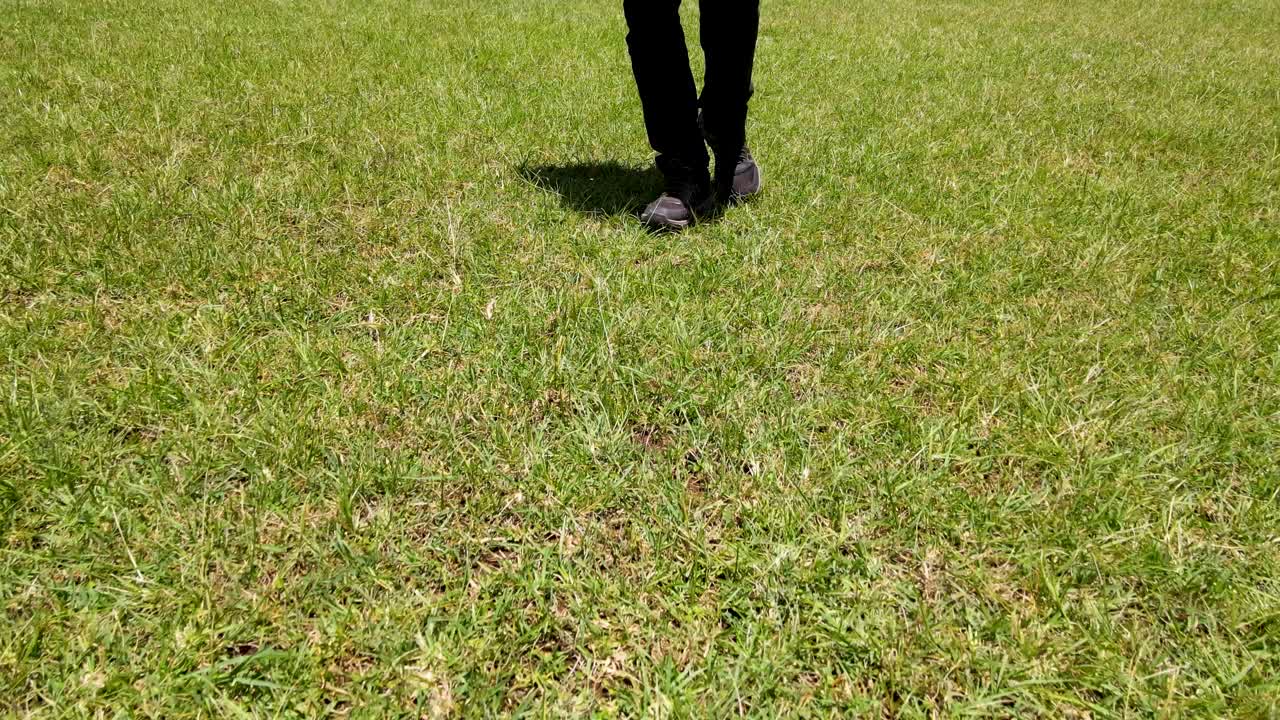 걷는 남성의 드론 보기 - 피트니스 워크