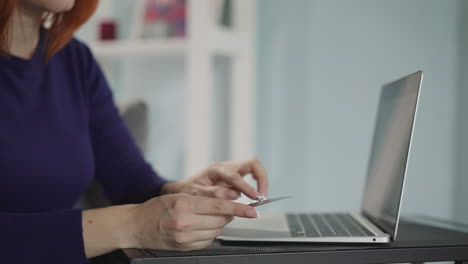 La-Mujer-Ingresa-Los-Datos-De-La-Tarjeta-De-Crédito-En-El-Sitio-Web-De-La-Tienda-En-Línea.