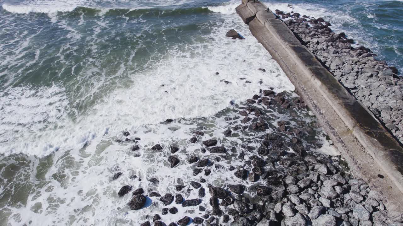 bandon oregon pnw 해안선의 바위와 방파제 위로 부서지는 파도