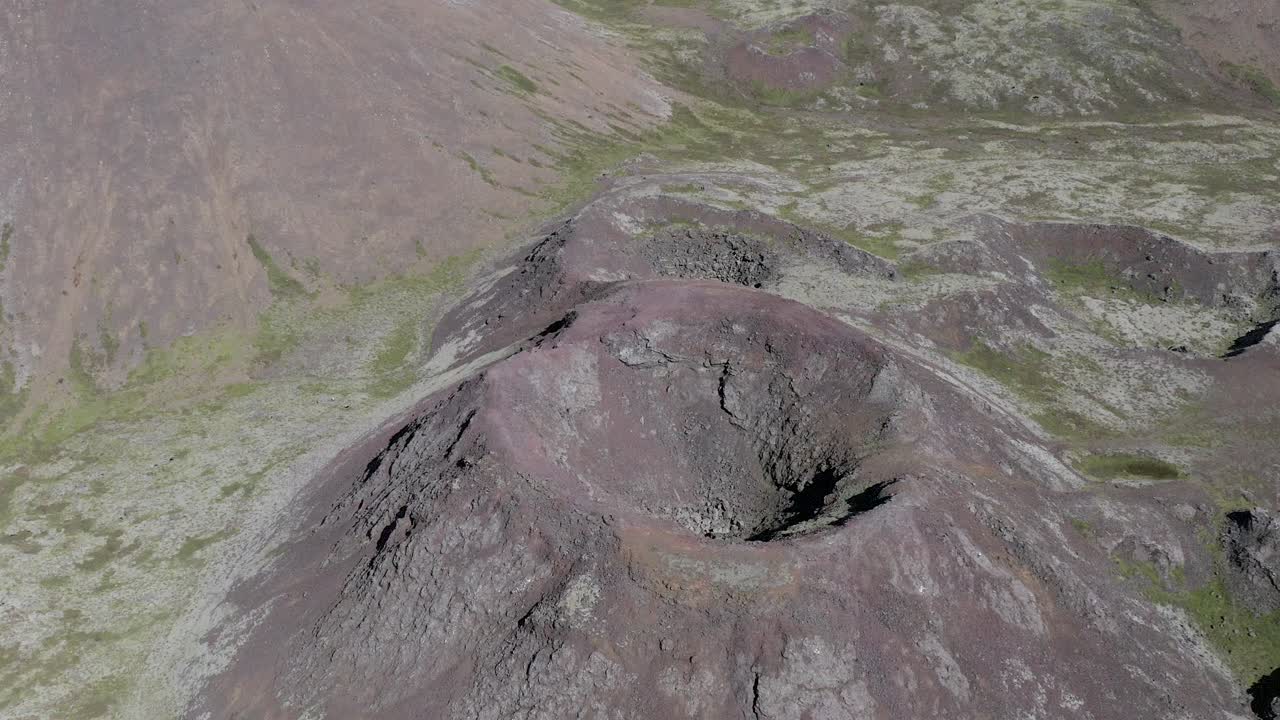 vuelo aéreo lejos de un gran cráter en la pintoresca península de reykjanes