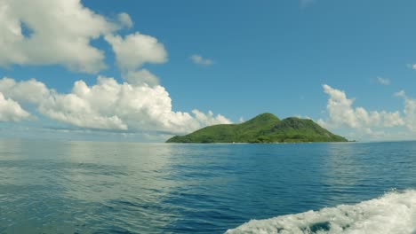 seychelles, barco en el parque marino, se puede ver la isla de st anne