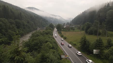 Coches-Circulando-Por-La-Carretera-A-Través-Del-Valle-De-Las-Montañas-De-Los-Cárpatos