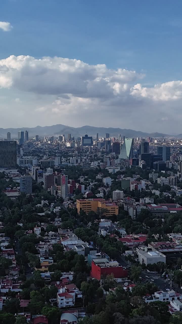 hiperlapso aéreo vertical de la ciudad de méxico en un día nublado