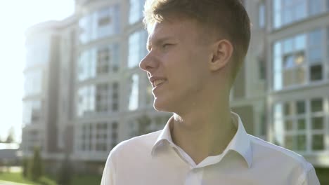 retrato de un niño adolescente en la ciudad
