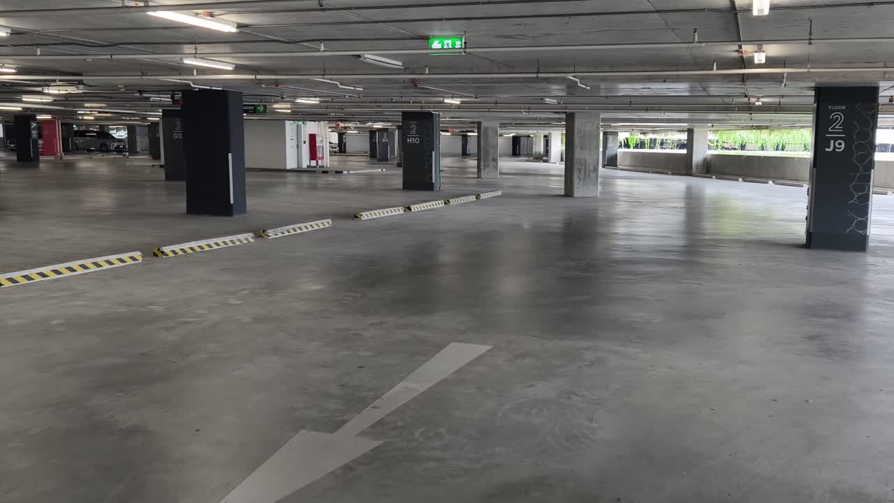 Estacionamiento subterráneo moderno y vacío