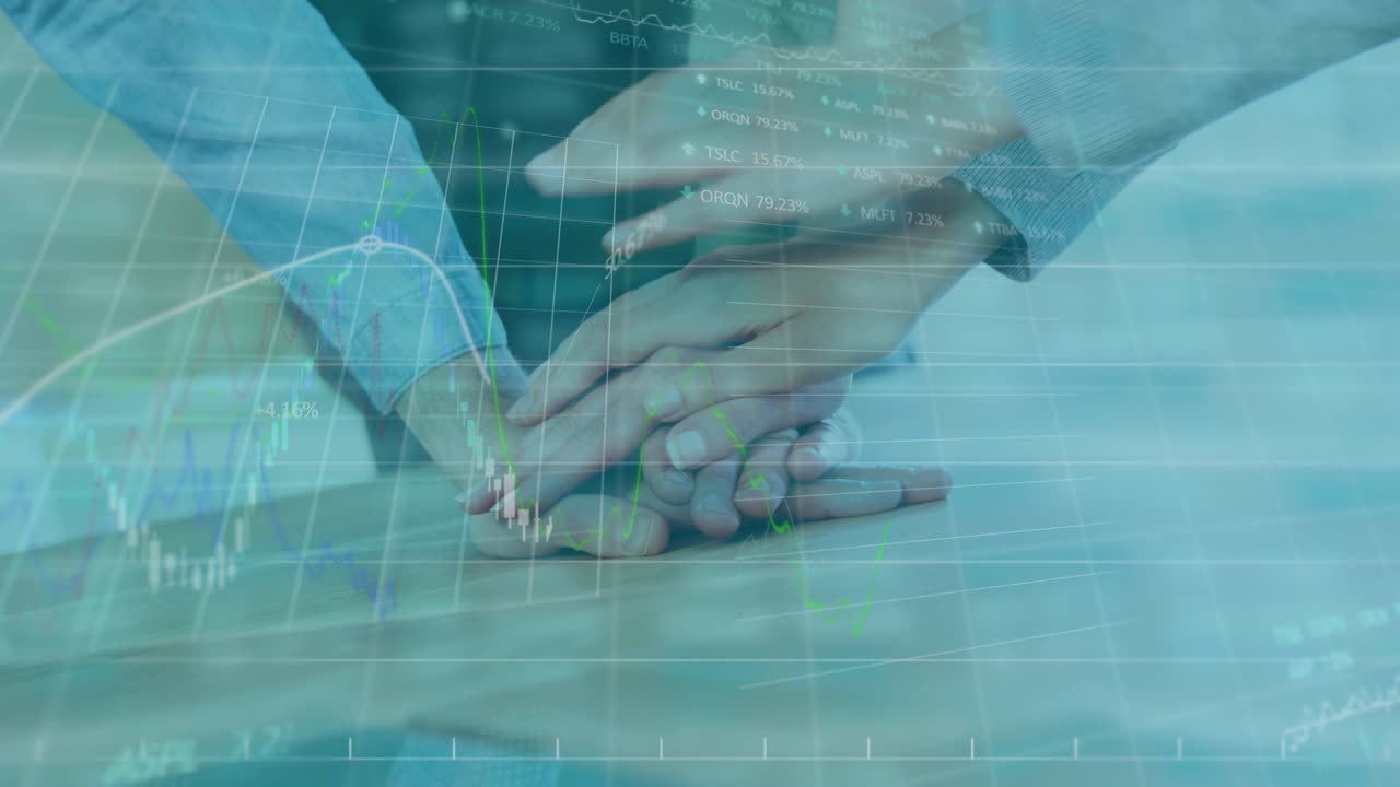 animación del procesamiento de datos financieros sobre personas de negocios apilando las manos