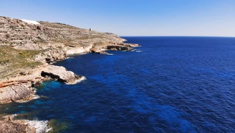 Video-De-Hiperlapso-De-Drones-Aéreos-De-Malta,-Siggiewi,-área-De-Ghar-Lapsi-En-Un-Soleado-Día-De-Primavera