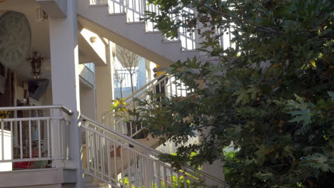 hombre deportivo caminando por las escaleras del hotel