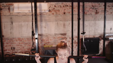 Cámara-Lenta-De-Hermosa-Joven-Delgada-Haciendo-Sentadillas-Durante-El-Entrenamiento-Físico-En-El-Club-De-Salud