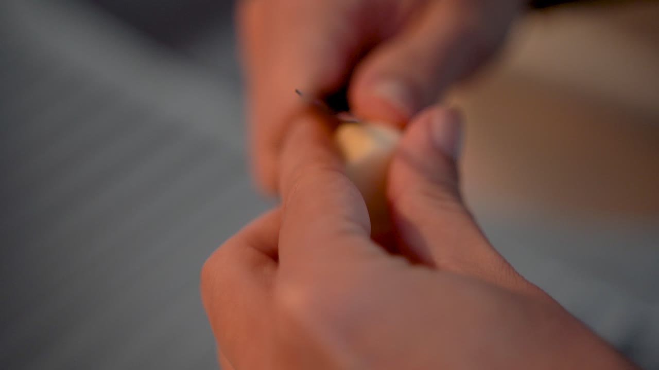 cortar y cortar ajo en las manos con un cuchillo