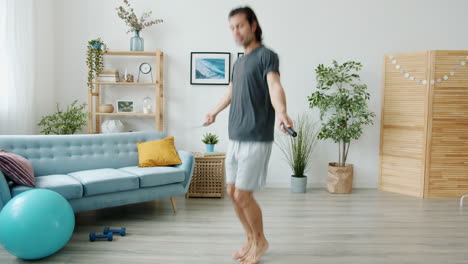 hombre saltando la cuerda en casa